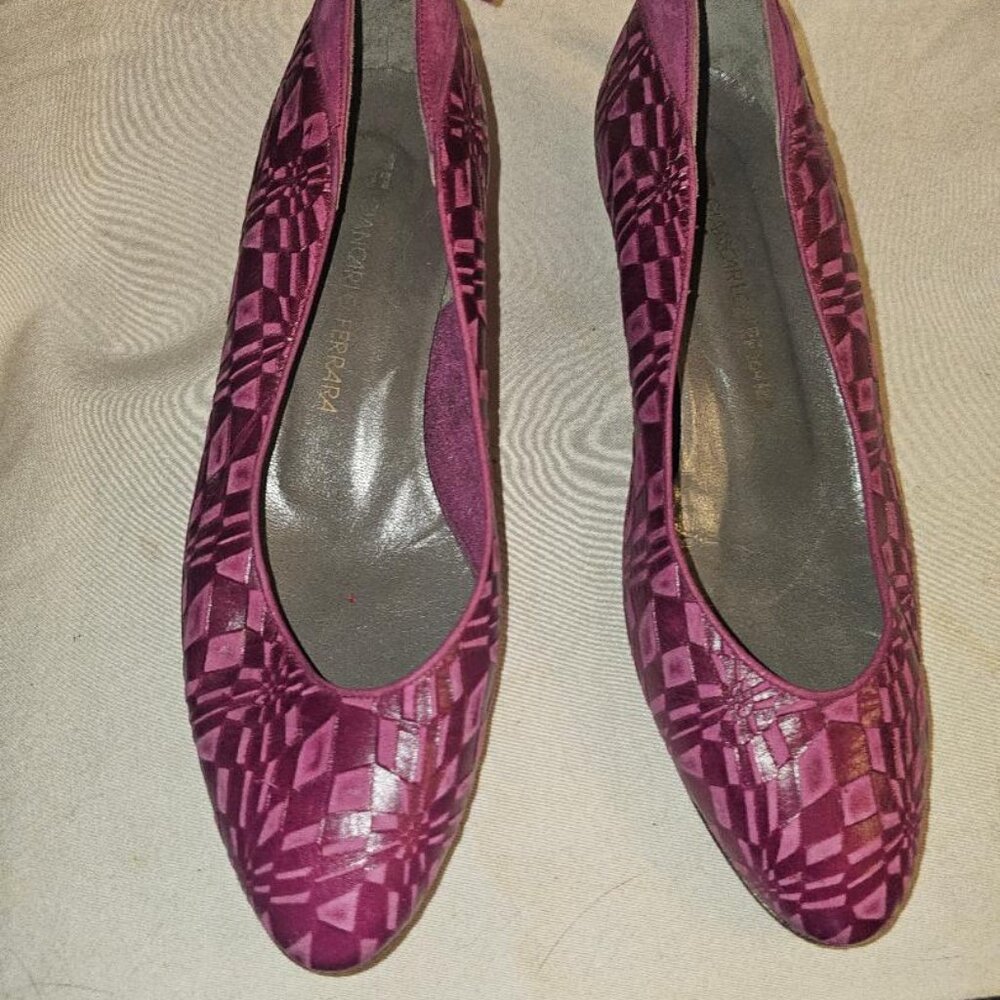 Giancarlo Ferrara vintage embossed burgundy low heel pump